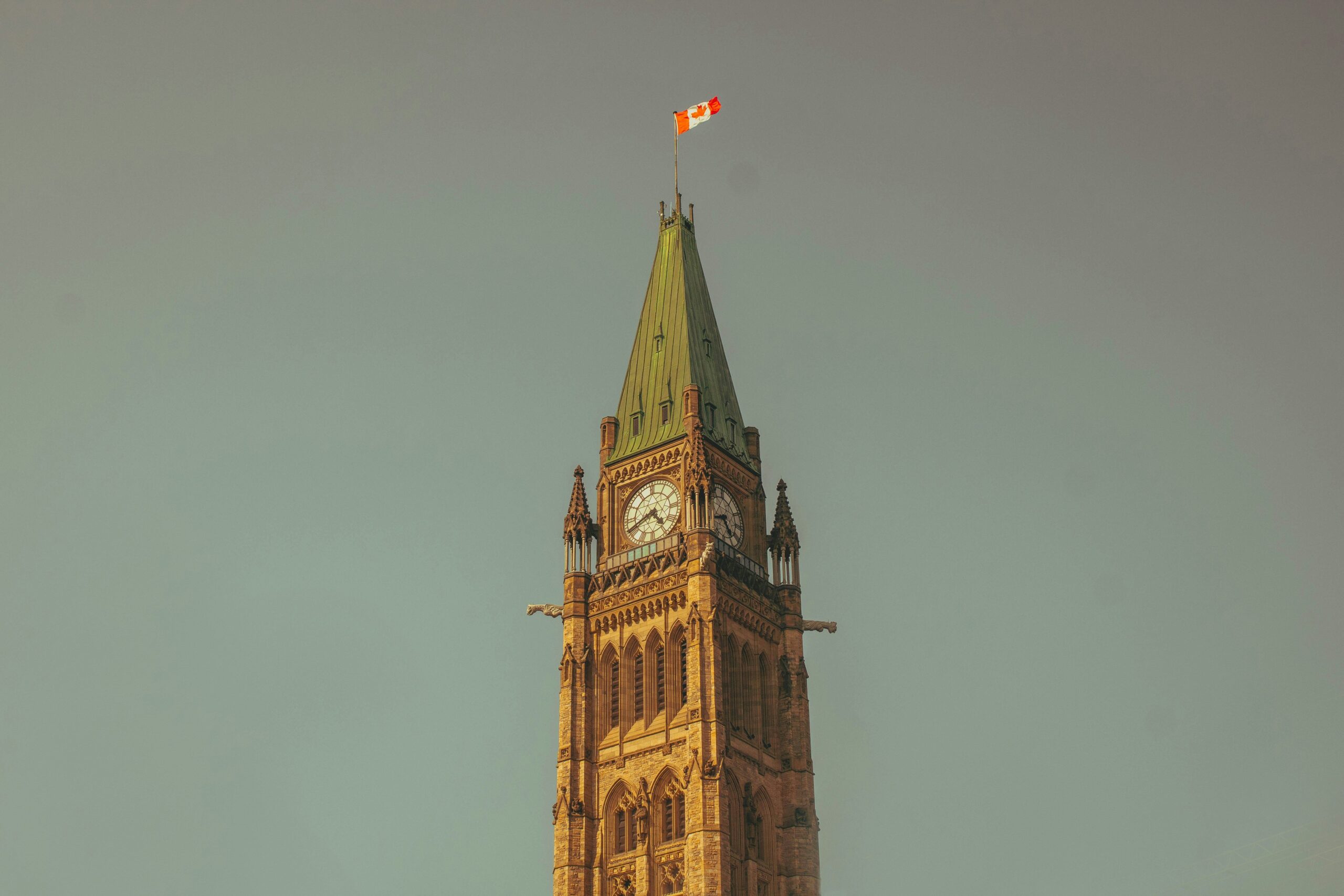 Torre del Parlamento de Canadá, relacionada con nuevas políticas de inmigración.